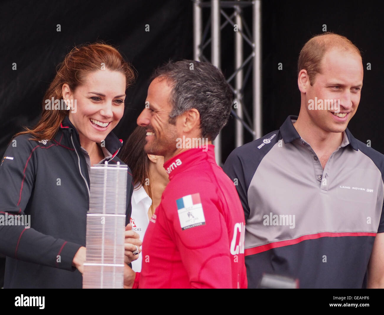 Portsmouth, UK, 24. Juli 2016. Der Herzog und die Herzogin von Cambridge präsentieren eine Trophäe Franck Cammas, Skipper der Groupama Team Frankreich in The Americas Cup World Series in Portsmouth. Bildnachweis: Simon Evans/Alamy Live News Stockfoto