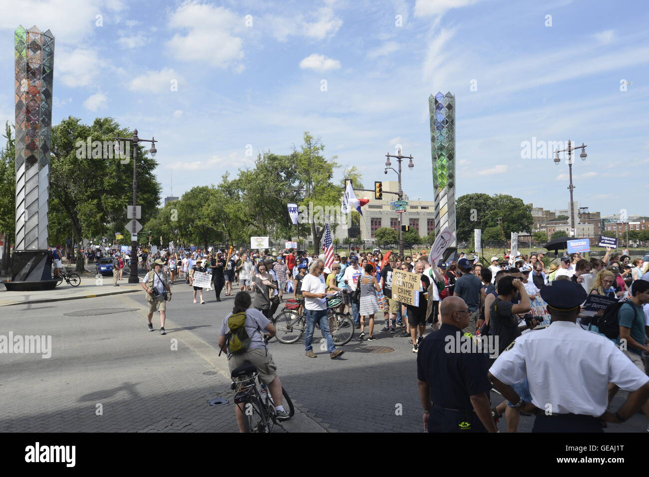 Philadelphia, Pennsylvania, USA. 24. Juli 2016. Demonstranten, die Teilnahme an der 24. Juli 2016 fühlen die Bern März werden gekühlt, der durch die Hydranten, als Wärme erreicht, in der Nähe von 100deg Fahrenheit. Die Hydranten werden beiseite eröffnet die 3.3miles Weg von der City Hall, Center City Philadelphia Pennsylvania als der März-Köpfe in Richtung FDR Park in South Philadelphia, in der Nähe der Democratic National Convention im Wells Fargo Center. Bildnachweis: Bastiaan Slabbers/ZUMA Draht/Alamy Live-Nachrichten Stockfoto