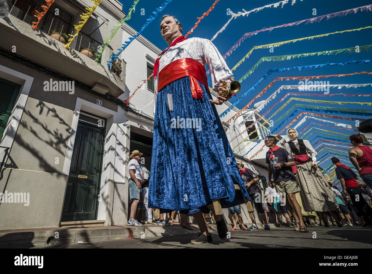 Es Castell, Balearen, Spanien. 24. Juli 2016. Die "Gigantes" (Riesen) parade durch die Straßen zu Beginn des traditionellen "Sant Jaume" (Jakobsweg) Festival in Es Castell, der Stadt Gönner Heiliges Fiesta Credit: Matthias Oesterle/ZUMA Draht/Alamy Live News Stockfoto