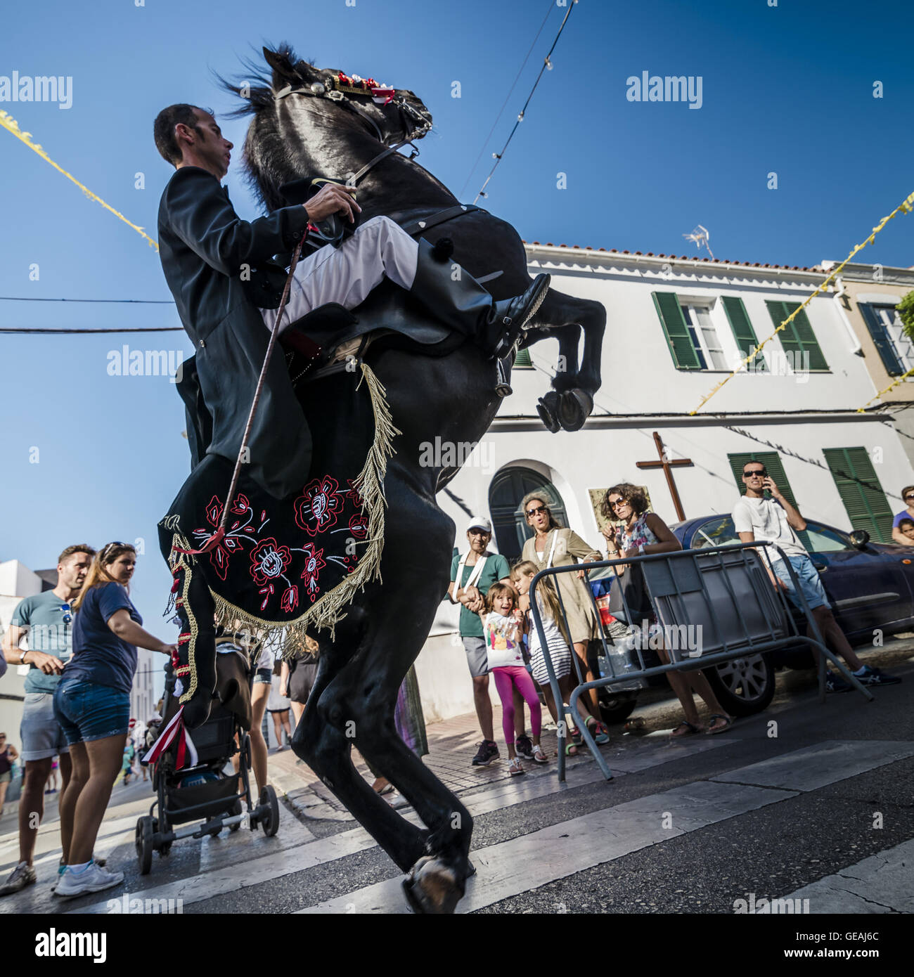 Es Castell, Balearen, Spanien. 24. Juli 2016. Ein "Caixer" (Reiter) bäumt sich auf seinem Pferd vor dem Publikum, als er durch die Straßen zu Jahresbeginn das traditionelle fest "Sant Jaume" (Jakobsweg) in Es Castell, der Stadt Gönner Heiliges Fiesta Credit reitet: Matthias Oesterle/ZUMA Draht/Alamy Live News Stockfoto