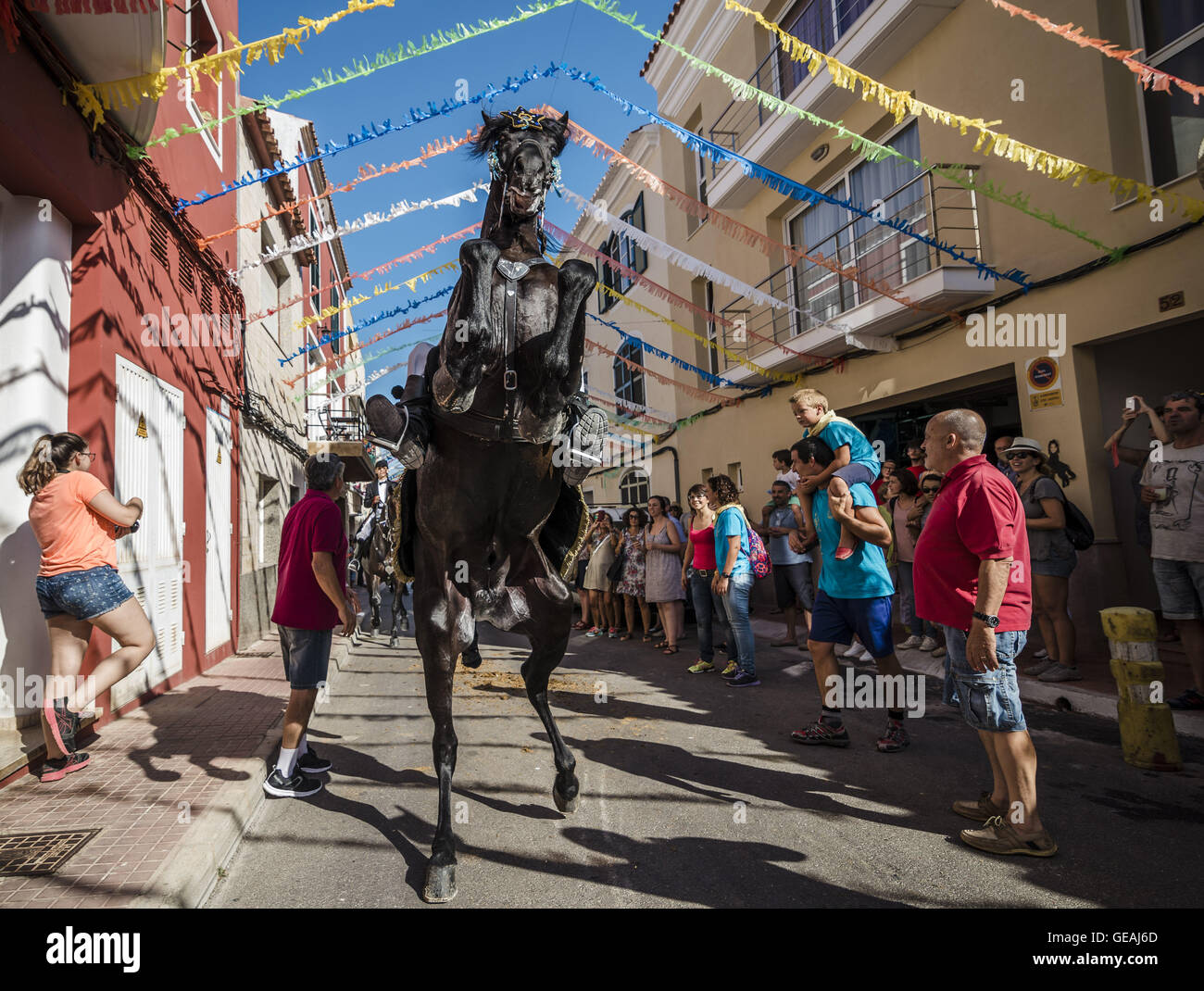 Es Castell, Balearen, Spanien. 24. Juli 2016. Ein "Caixer" (Reiter) bäumt sich auf seinem Pferd vor dem Publikum, als er durch die Straßen zu Jahresbeginn das traditionelle fest "Sant Jaume" (Jakobsweg) in Es Castell, der Stadt Gönner Heiliges Fiesta Credit reitet: Matthias Oesterle/ZUMA Draht/Alamy Live News Stockfoto