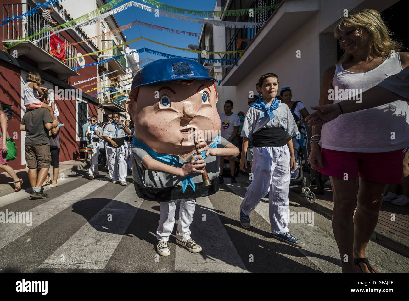 Es Castell, Balearen, Spanien. 24. Juli 2016. Ein "GAP-Grosso" (eingebildeten) Paraden durch die Straßen zu Beginn des traditionellen "Sant Jaume" (Jakobsweg) Festival in Es Castell, der Stadt Gönner Heiliges Fiesta Credit: Matthias Oesterle/ZUMA Draht/Alamy Live News Stockfoto