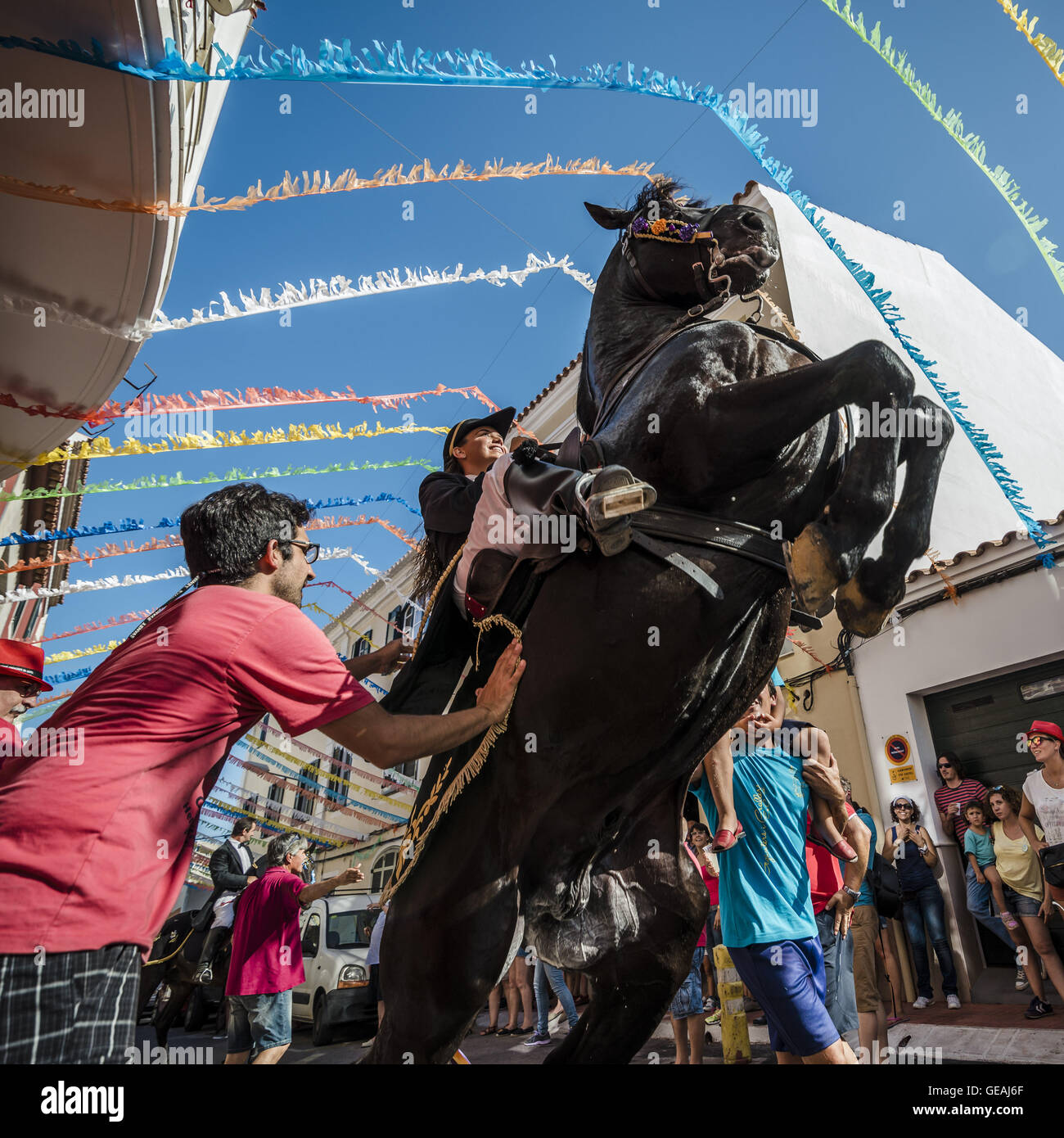 Es Castell, Balearen, Spanien. 24. Juli 2016. Ein "Caixer" (Reiter) bäumt sich auf seinem Pferd vor dem Publikum, als er durch die Straßen zu Jahresbeginn das traditionelle fest "Sant Jaume" (Jakobsweg) in Es Castell, der Stadt Gönner Heiliges Fiesta Credit reitet: Matthias Oesterle/ZUMA Draht/Alamy Live News Stockfoto