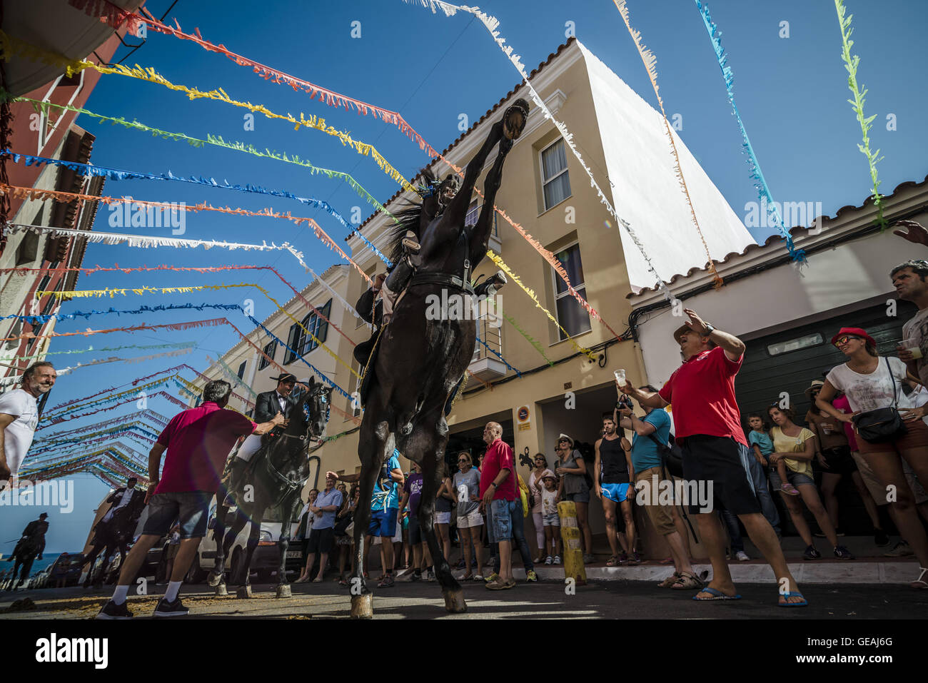Es Castell, Balearen, Spanien. 24. Juli 2016. Ein "Caixer" (Reiter) bäumt sich auf seinem Pferd vor dem Publikum, als er durch die Straßen zu Jahresbeginn das traditionelle fest "Sant Jaume" (Jakobsweg) in Es Castell, der Stadt Gönner Heiliges Fiesta Credit reitet: Matthias Oesterle/ZUMA Draht/Alamy Live News Stockfoto