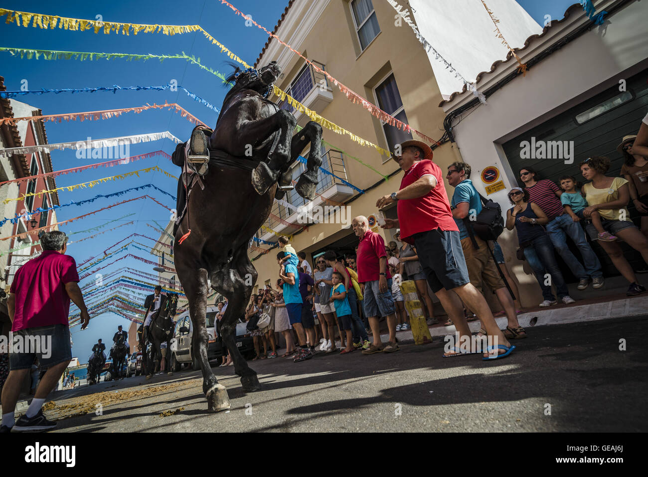 Es Castell, Balearen, Spanien. 24. Juli 2016. Ein "Caixer" (Reiter) bäumt sich auf seinem Pferd vor dem Publikum, als er durch die Straßen zu Jahresbeginn das traditionelle fest "Sant Jaume" (Jakobsweg) in Es Castell, der Stadt Gönner Heiliges Fiesta Credit reitet: Matthias Oesterle/ZUMA Draht/Alamy Live News Stockfoto