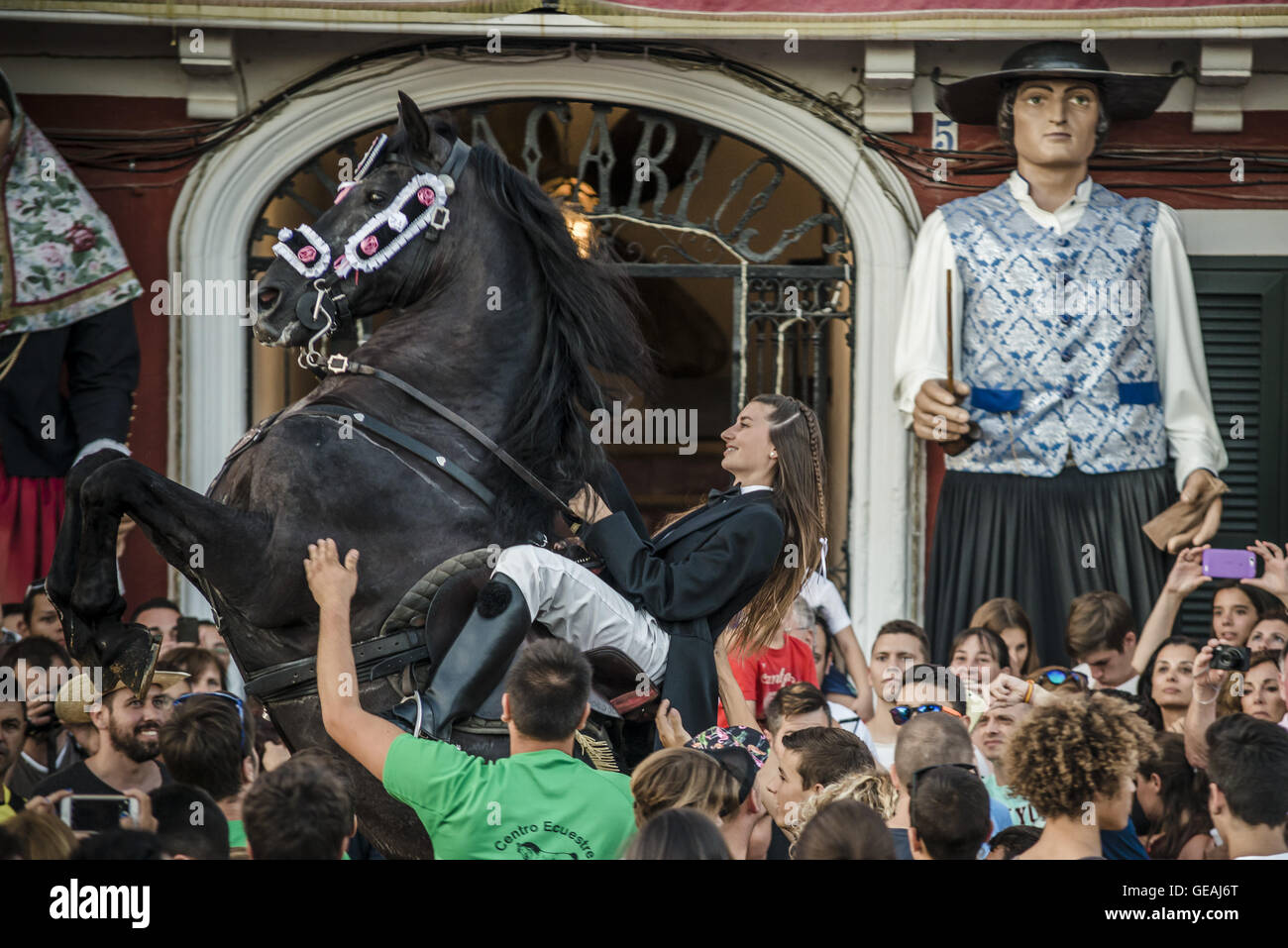 Es Castell, Balearen, Spanien. 24. Juli 2016. Ein "Caixer" (Reiter) bäumt sich auf seinem Pferd, umgeben von einer jubelnden Menge während der traditionellen "Sant Jaume" (Jakobsweg) Festival in Es Castell, der Stadt Gönner Heiliges Fiesta Credit: Matthias Oesterle/ZUMA Draht/Alamy Live News Stockfoto