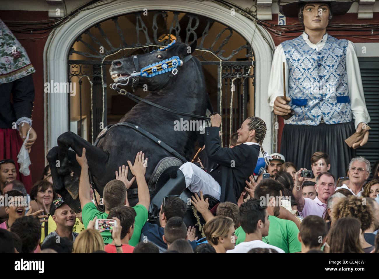Es Castell, Balearen, Spanien. 24. Juli 2016. Ein "Caixer" (Reiter) bäumt sich auf seinem Pferd, umgeben von einer jubelnden Menge während der traditionellen "Sant Jaume" (Jakobsweg) Festival in Es Castell, der Stadt Gönner Heiliges Fiesta Credit: Matthias Oesterle/ZUMA Draht/Alamy Live News Stockfoto