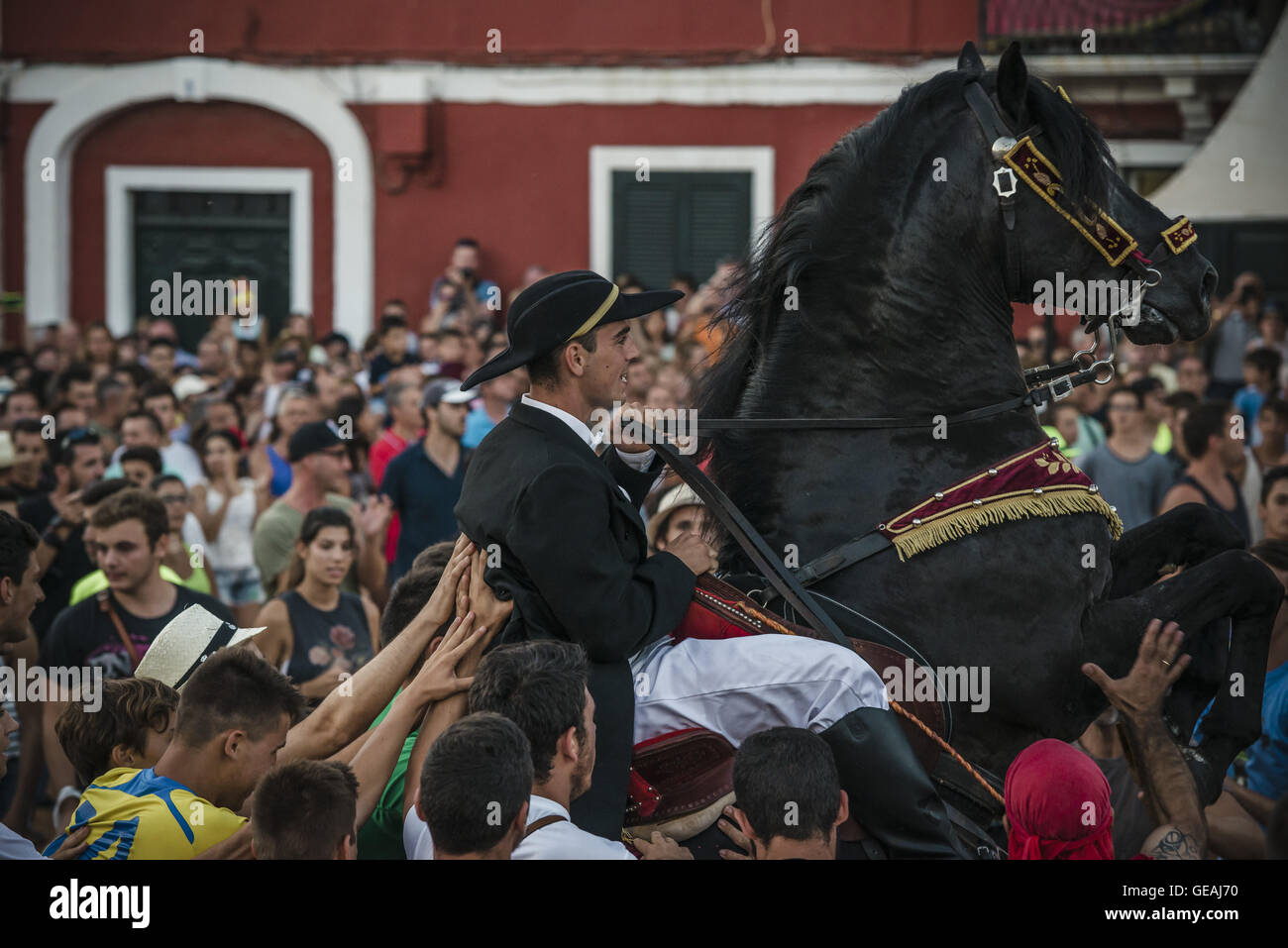 Es Castell, Balearen, Spanien. 24. Juli 2016. Ein "Caixer" (Reiter) bäumt sich auf seinem Pferd, umgeben von einer jubelnden Menge während der traditionellen "Sant Jaume" (Jakobsweg) Festival in Es Castell, der Stadt Gönner Heiliges Fiesta Credit: Matthias Oesterle/ZUMA Draht/Alamy Live News Stockfoto