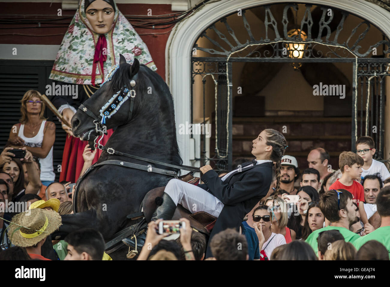Es Castell, Balearen, Spanien. 24. Juli 2016. Ein "Caixer" (Reiter) bäumt sich auf seinem Pferd, umgeben von einer jubelnden Menge während der traditionellen "Sant Jaume" (Jakobsweg) Festival in Es Castell, der Stadt Gönner Heiliges Fiesta Credit: Matthias Oesterle/ZUMA Draht/Alamy Live News Stockfoto