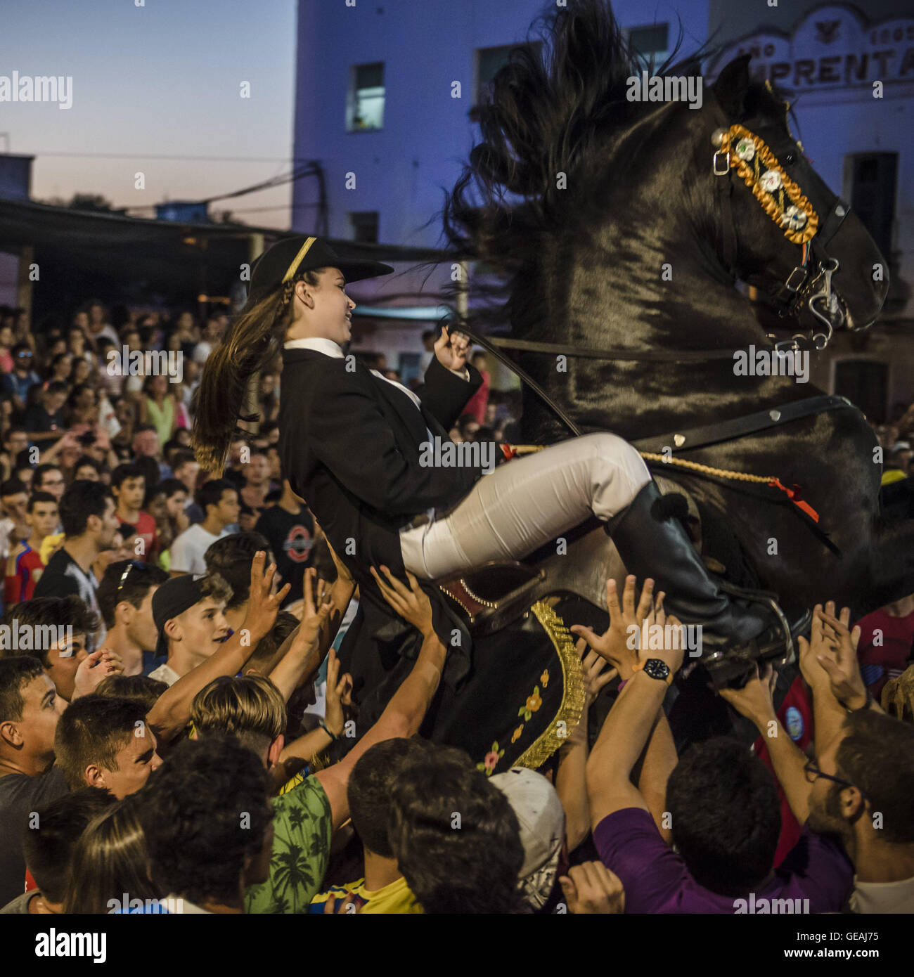 Es Castell, Balearen, Spanien. 24. Juli 2016. Ein "Caixer" (Reiter) bäumt sich auf seinem Pferd, umgeben von einer jubelnden Menge während der traditionellen "Sant Jaume" (Jakobsweg) Festival in Es Castell, der Stadt Gönner Heiliges Fiesta Credit: Matthias Oesterle/ZUMA Draht/Alamy Live News Stockfoto