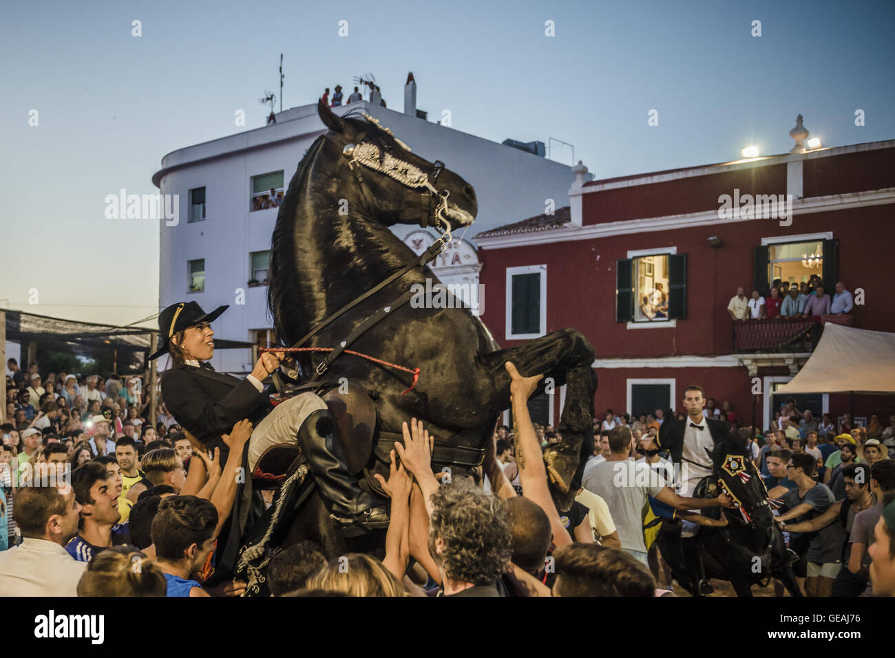 Es Castell, Balearen, Spanien. 24. Juli 2016. Ein "Caixer" (Reiter) bäumt sich auf seinem Pferd, umgeben von einer jubelnden Menge während der traditionellen "Sant Jaume" (Jakobsweg) Festival in Es Castell, der Stadt Gönner Heiliges Fiesta Credit: Matthias Oesterle/ZUMA Draht/Alamy Live News Stockfoto