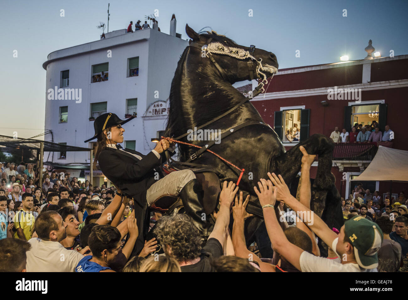 Es Castell, Balearen, Spanien. 24. Juli 2016. Ein "Caixer" (Reiter) bäumt sich auf seinem Pferd, umgeben von einer jubelnden Menge während der traditionellen "Sant Jaume" (Jakobsweg) Festival in Es Castell, der Stadt Gönner Heiliges Fiesta Credit: Matthias Oesterle/ZUMA Draht/Alamy Live News Stockfoto