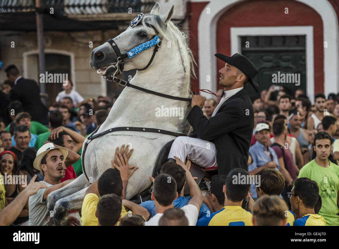 Es Castell, Balearen, Spanien. 24. Juli 2016. Ein "Caixer" (Reiter) bäumt sich auf seinem Pferd, umgeben von einer jubelnden Menge während der traditionellen "Sant Jaume" (Jakobsweg) Festival in Es Castell, der Stadt Gönner Heiliges Fiesta Credit: Matthias Oesterle/ZUMA Draht/Alamy Live News Stockfoto