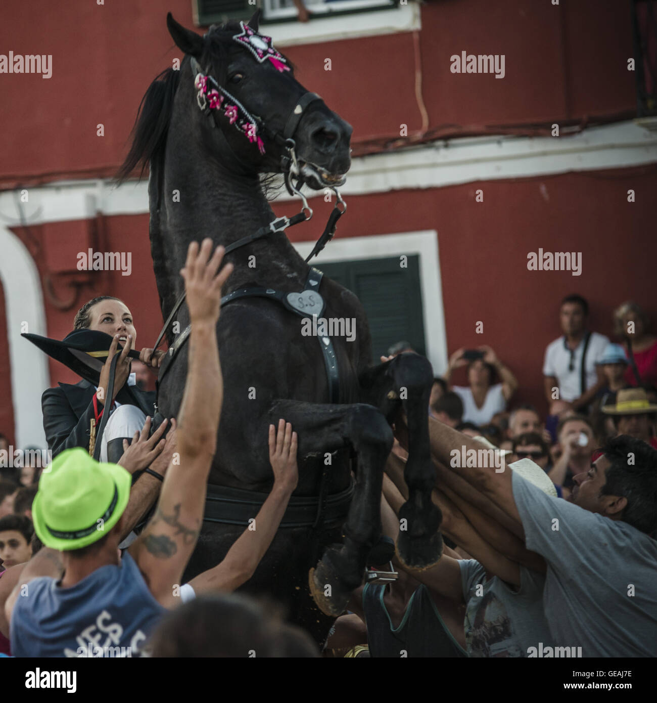Es Castell, Balearen, Spanien. 24. Juli 2016. Ein "Caixer" (Reiter) bäumt sich auf seinem Pferd, umgeben von einer jubelnden Menge während der traditionellen "Sant Jaume" (Jakobsweg) Festival in Es Castell, der Stadt Gönner Heiliges Fiesta Credit: Matthias Oesterle/ZUMA Draht/Alamy Live News Stockfoto