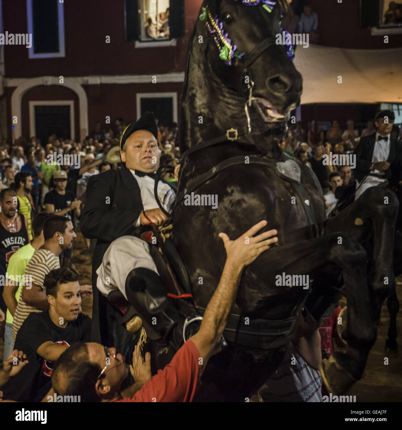 Es Castell, Balearen, Spanien. 24. Juli 2016. Ein "Caixer" (Reiter) bäumt sich auf seinem Pferd, umgeben von einer jubelnden Menge während der traditionellen "Sant Jaume" (Jakobsweg) Festival in Es Castell, der Stadt Gönner Heiliges Fiesta Credit: Matthias Oesterle/ZUMA Draht/Alamy Live News Stockfoto