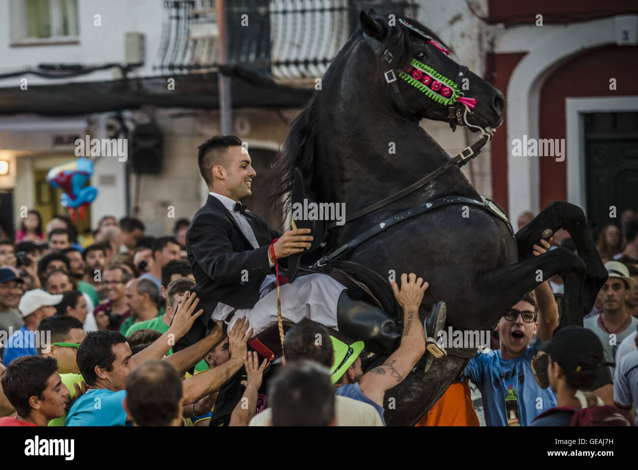 Es Castell, Balearen, Spanien. 24. Juli 2016. Ein "Caixer" (Reiter) bäumt sich auf seinem Pferd, umgeben von einer jubelnden Menge während der traditionellen "Sant Jaume" (Jakobsweg) Festival in Es Castell, der Stadt Gönner Heiliges Fiesta Credit: Matthias Oesterle/ZUMA Draht/Alamy Live News Stockfoto