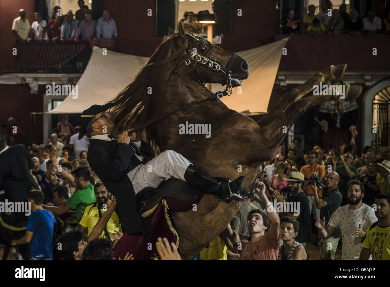Es Castell, Balearen, Spanien. 24. Juli 2016. Ein "Caixer" (Reiter) bäumt sich auf seinem Pferd, umgeben von einer jubelnden Menge während der traditionellen "Sant Jaume" (Jakobsweg) Festival in Es Castell, der Stadt Gönner Heiliges Fiesta Credit: Matthias Oesterle/ZUMA Draht/Alamy Live News Stockfoto