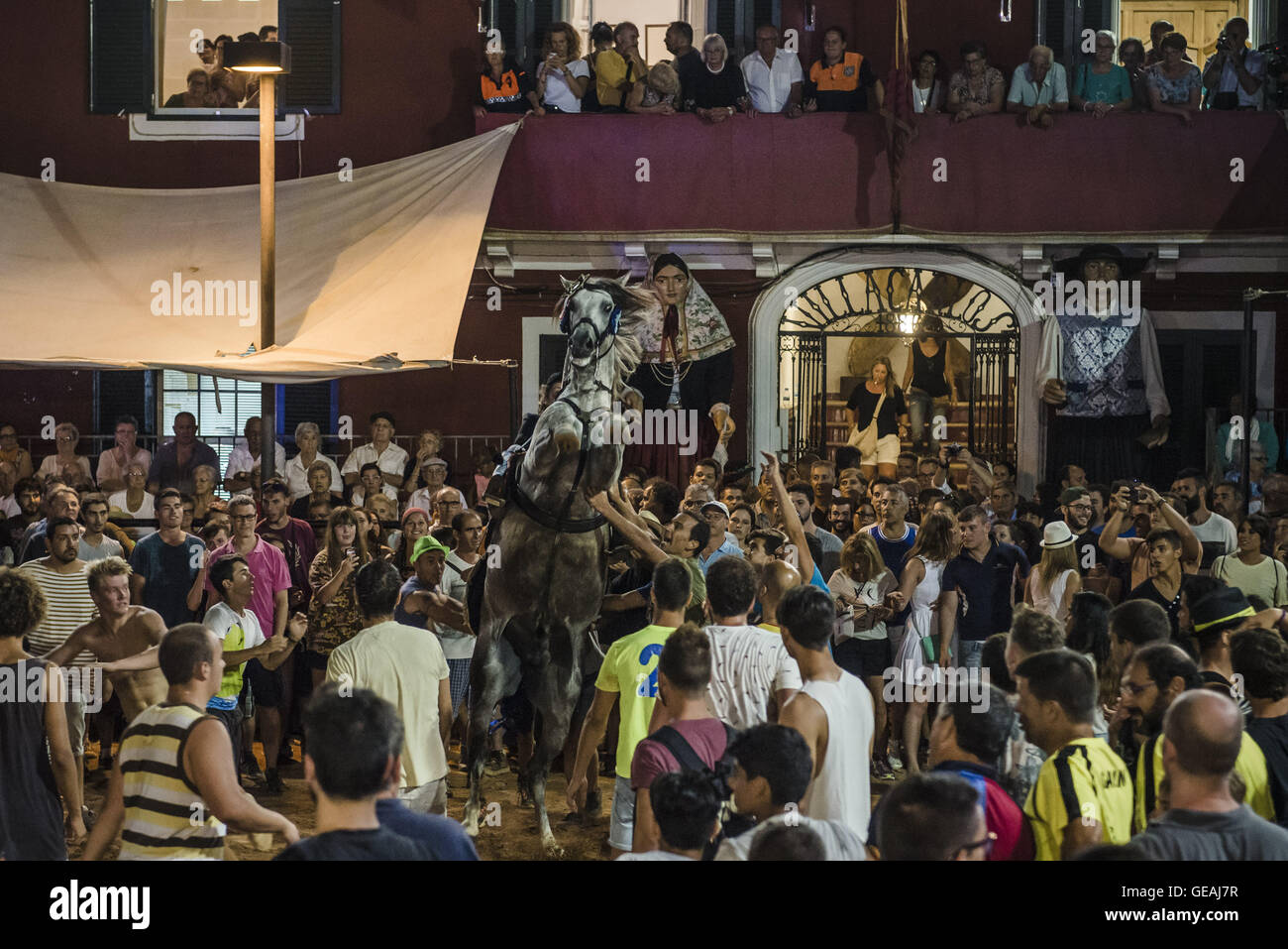 Es Castell, Balearen, Spanien. 24. Juli 2016. Ein "Caixer" (Reiter) bäumt sich auf seinem Pferd, umgeben von einer jubelnden Menge während der traditionellen "Sant Jaume" (Jakobsweg) Festival in Es Castell, der Stadt Gönner Heiliges Fiesta Credit: Matthias Oesterle/ZUMA Draht/Alamy Live News Stockfoto