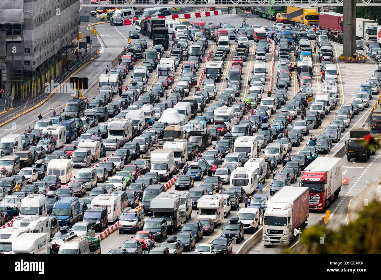 Warteschlange für Datenverkehr. 10 Fahrspuren, die bei hohen Sommertemperaturen für die Grenzkontrollen im englischen Hafen von Dover anstehen. Serve Disruption an der nebenstehenden French Frontier Control am Dover Fährhafen mit Schlange von Autos Schlange stehen. Stockfoto