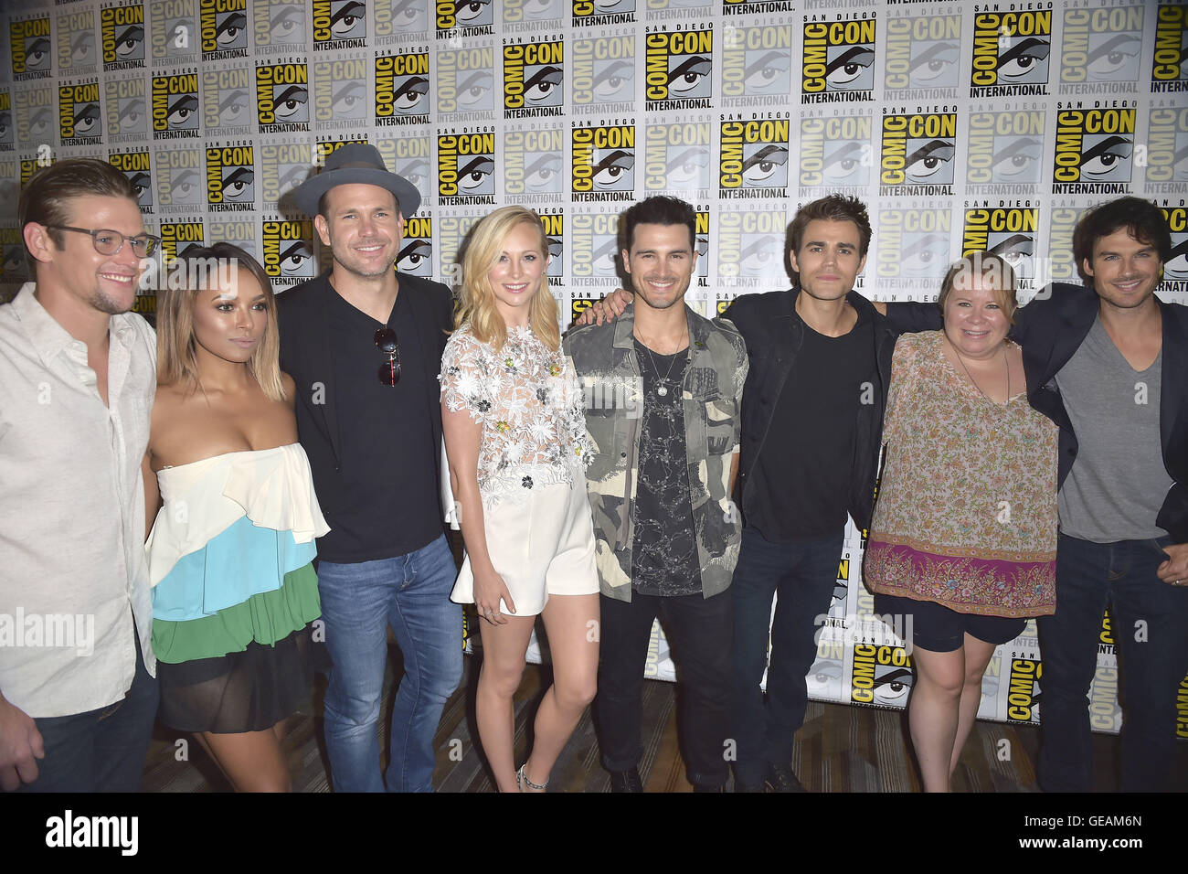 Zach Roerig, Kat Graham, Matthew Davis, Candice King, Michael Malarkey, Paul Wesley, Julie Plec Und Ian Somerhalder bei einem Fototermin für die TV-Serie "The Vampire Diaries" während der San Diego Comic-Con International 2016 Im Hilton Bayfront Hotel. San Diego, 23.07.2016 | Verwendung Weltweit/Picture alliance Stockfoto