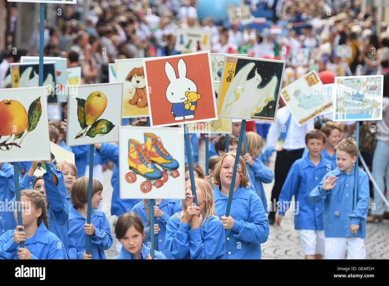 Ravensburg, Deutschland. 25. Juli 2016. Während der Parade der Rutenfest in Ravensburg, Deutschland, 25. Juli 2016 tragen Kinder in Kostümen Gedächtnisspiel Themen. Zehntausende Besucher nahmen an der traditionellen Parade in der Innenstadt von Ravensburg. Der Ursprung des Festival reicht zurück bis ins Mittelalter, als Schüler musste die Birke sammeln peitscht die Lehrer zur Strafe. Foto: FELIX KAESTLE/Dpa/Alamy Live News Stockfoto