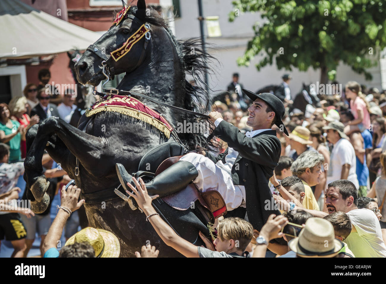 Es Castell, Balearen, Spanien. 25. Juli 2016. Ein "Caixer" (Reiter) bäumt sich auf seinem Pferd, umgeben von einer jubelnden Menge während der 2. "Jaleo" des traditionellen "Sant Jaume" (Jakobsweg) Festival in Es Castell, der Stadt Gönner Heiliges Fiesta Credit: Matthias Oesterle/ZUMA Draht/Alamy Live News Stockfoto