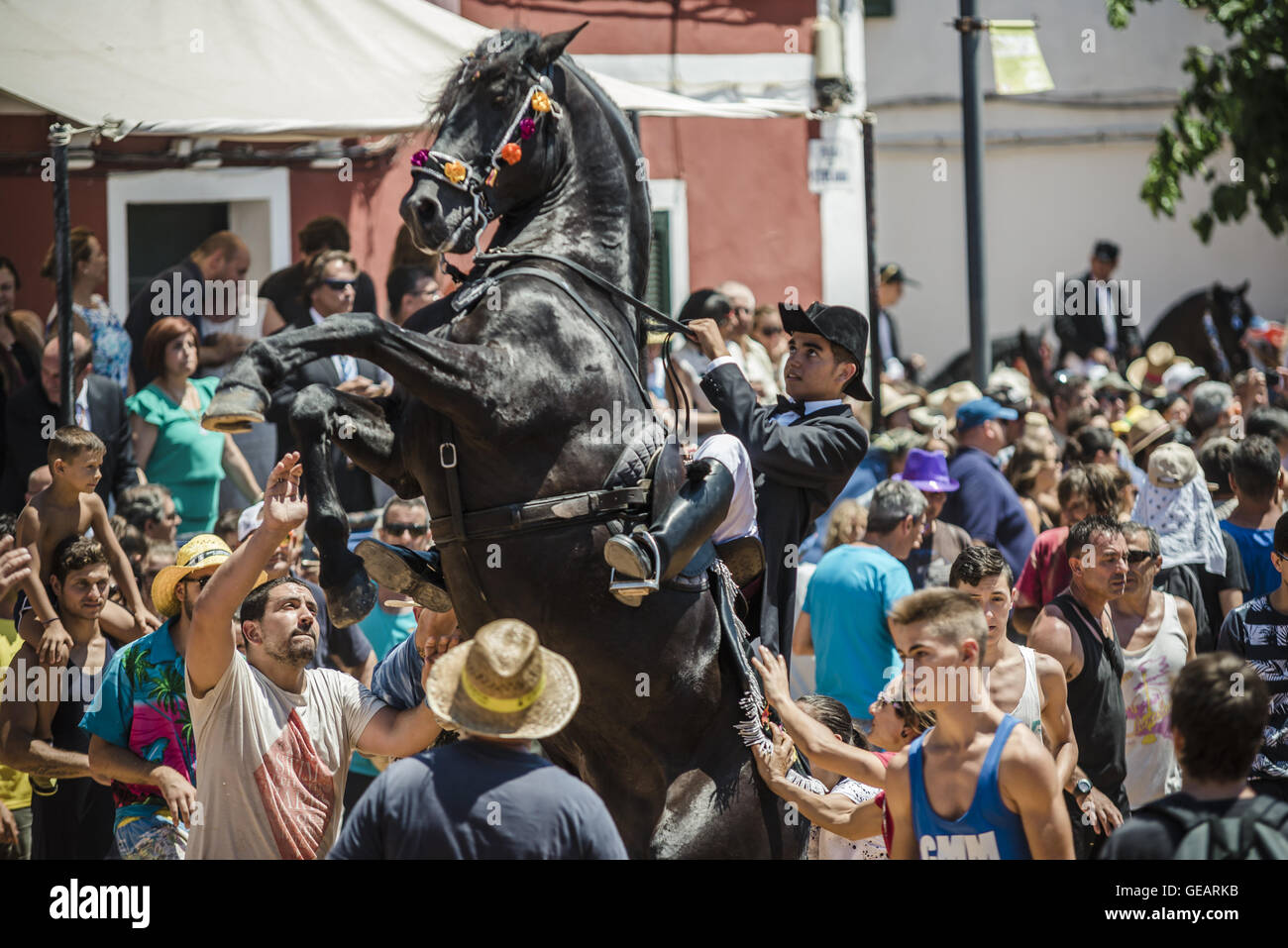 Es Castell, Balearen, Spanien. 25. Juli 2016. Ein "Caixer" (Reiter) bäumt sich auf seinem Pferd, umgeben von einer jubelnden Menge während der 2. "Jaleo" des traditionellen "Sant Jaume" (Jakobsweg) Festival in Es Castell, der Stadt Gönner Heiliges Fiesta Credit: Matthias Oesterle/ZUMA Draht/Alamy Live News Stockfoto