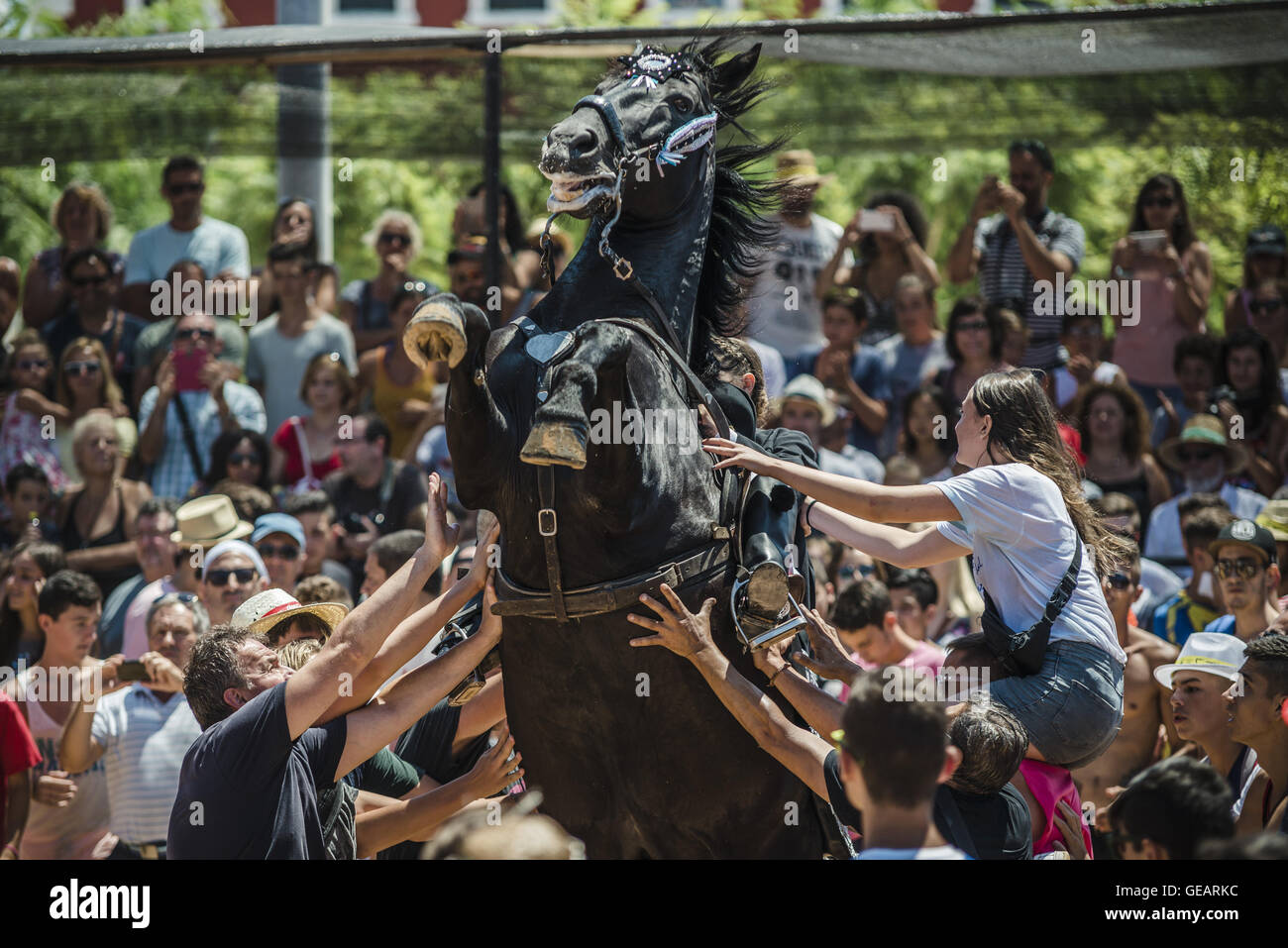 Es Castell, Balearen, Spanien. 25. Juli 2016. Ein "Caixer" (Reiter) bäumt sich auf seinem Pferd, umgeben von einer jubelnden Menge während der 2. "Jaleo" des traditionellen "Sant Jaume" (Jakobsweg) Festival in Es Castell, der Stadt Gönner Heiliges Fiesta Credit: Matthias Oesterle/ZUMA Draht/Alamy Live News Stockfoto