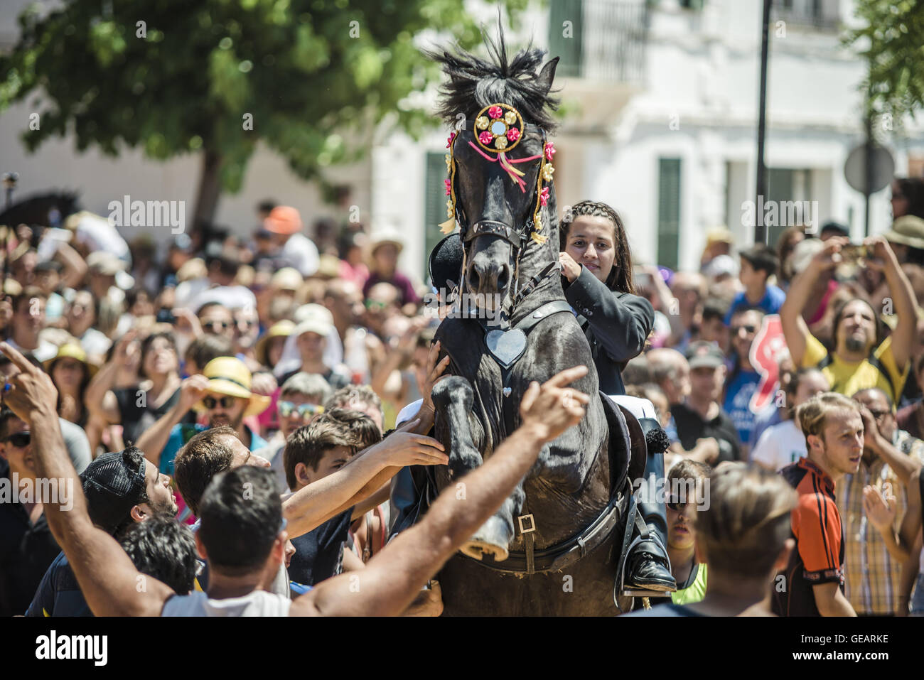 Es Castell, Balearen, Spanien. 25. Juli 2016. Ein "Caixer" (Reiter) bäumt sich auf seinem Pferd, umgeben von einer jubelnden Menge während der 2. "Jaleo" des traditionellen "Sant Jaume" (Jakobsweg) Festival in Es Castell, der Stadt Gönner Heiliges Fiesta Credit: Matthias Oesterle/ZUMA Draht/Alamy Live News Stockfoto