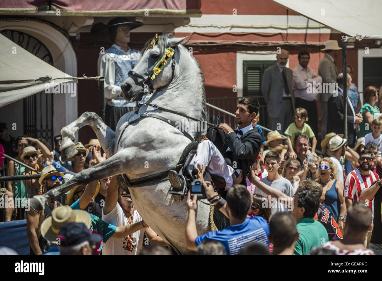 Es Castell, Balearen, Spanien. 25. Juli 2016. Ein "Caixer" (Reiter) bäumt sich auf seinem Pferd, umgeben von einer jubelnden Menge während der 2. "Jaleo" des traditionellen "Sant Jaume" (Jakobsweg) Festival in Es Castell, der Stadt Gönner Heiliges Fiesta Credit: Matthias Oesterle/ZUMA Draht/Alamy Live News Stockfoto