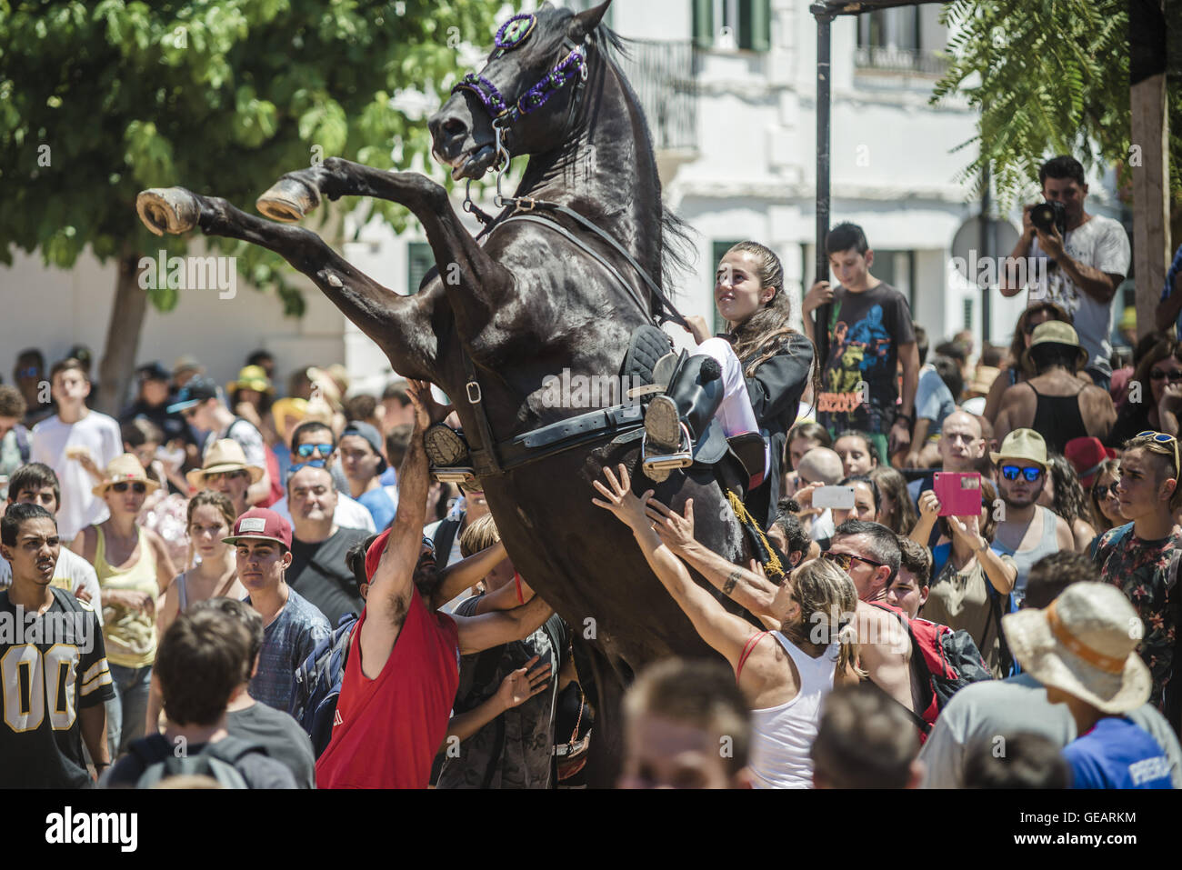 Es Castell, Balearen, Spanien. 25. Juli 2016. Ein "Caixer" (Reiter) bäumt sich auf seinem Pferd, umgeben von einer jubelnden Menge während der 2. "Jaleo" des traditionellen "Sant Jaume" (Jakobsweg) Festival in Es Castell, der Stadt Gönner Heiliges Fiesta Credit: Matthias Oesterle/ZUMA Draht/Alamy Live News Stockfoto