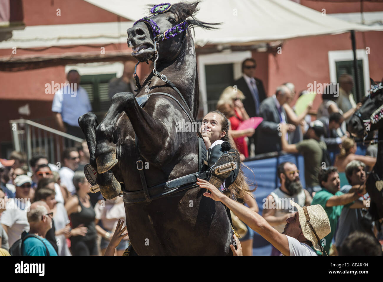 Es Castell, Balearen, Spanien. 25. Juli 2016. Ein "Caixer" (Reiter) bäumt sich auf seinem Pferd, umgeben von einer jubelnden Menge während der 2. "Jaleo" des traditionellen "Sant Jaume" (Jakobsweg) Festival in Es Castell, der Stadt Gönner Heiliges Fiesta Credit: Matthias Oesterle/ZUMA Draht/Alamy Live News Stockfoto