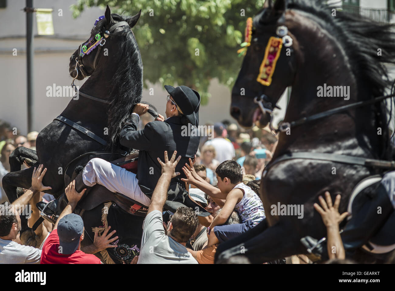 Es Castell, Balearen, Spanien. 25. Juli 2016. Ein "Caixer" (Reiter) bäumt sich auf seinem Pferd, umgeben von einer jubelnden Menge während der 2. "Jaleo" des traditionellen "Sant Jaume" (Jakobsweg) Festival in Es Castell, der Stadt Gönner Heiliges Fiesta Credit: Matthias Oesterle/ZUMA Draht/Alamy Live News Stockfoto