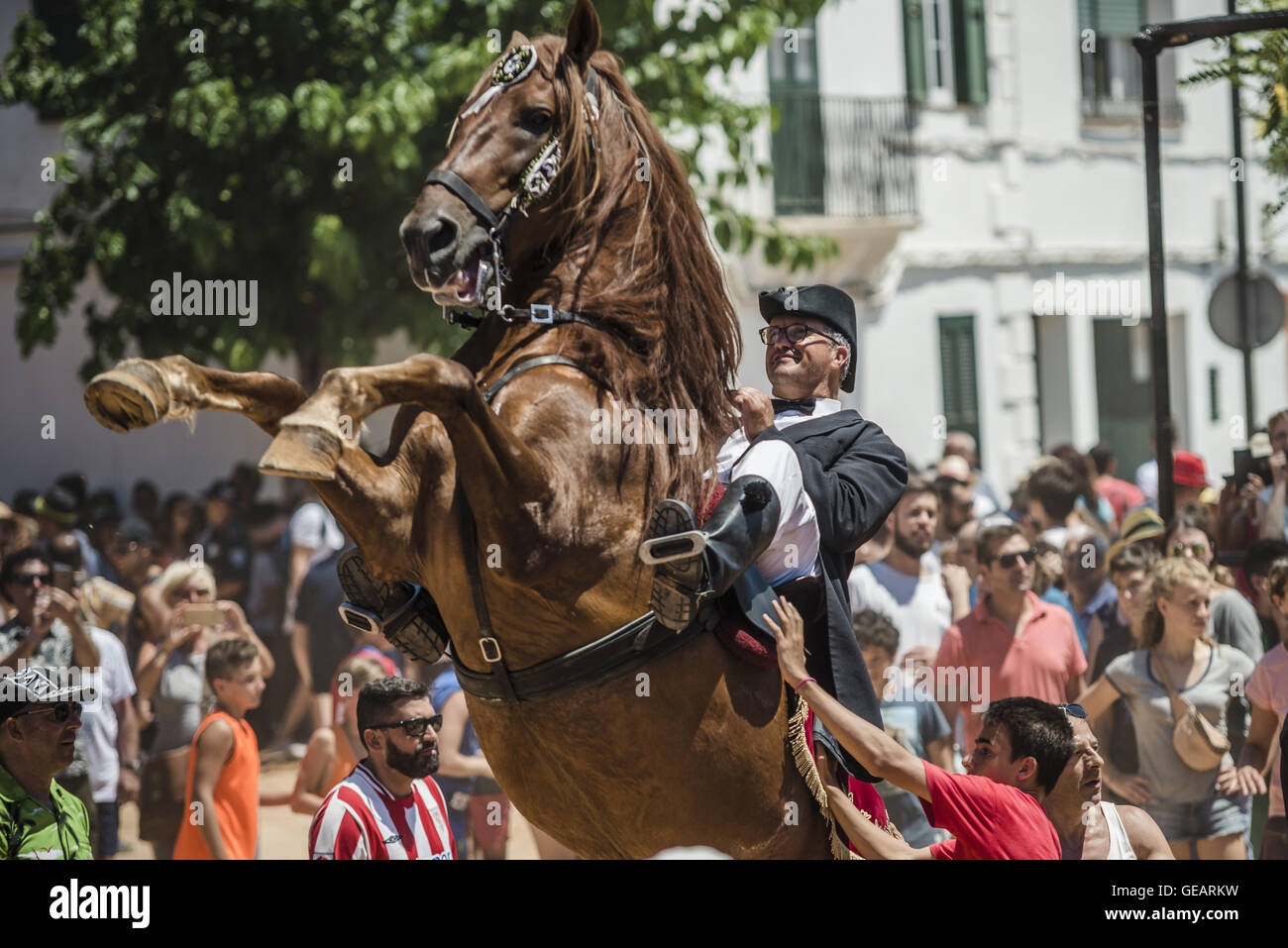 Es Castell, Balearen, Spanien. 25. Juli 2016. Ein "Caixer" (Reiter) bäumt sich auf seinem Pferd, umgeben von einer jubelnden Menge während der 2. "Jaleo" des traditionellen "Sant Jaume" (Jakobsweg) Festival in Es Castell, der Stadt Gönner Heiliges Fiesta Credit: Matthias Oesterle/ZUMA Draht/Alamy Live News Stockfoto
