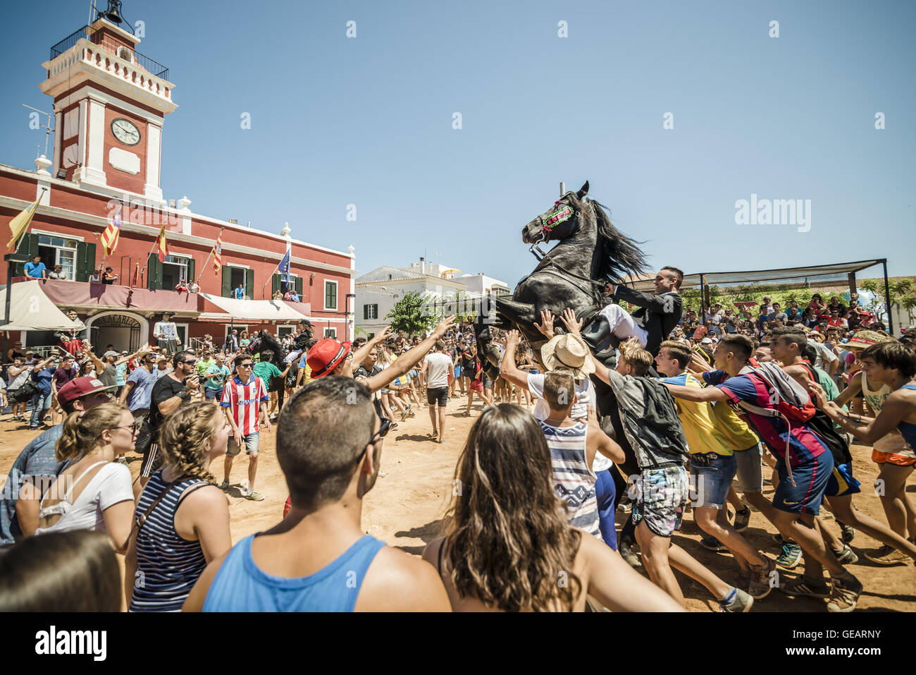 Es Castell, Balearen, Spanien. 25. Juli 2016. Ein "Caixer" (Reiter) bäumt sich auf seinem Pferd, umgeben von einer jubelnden Menge während der 2. "Jaleo" des traditionellen "Sant Jaume" (Jakobsweg) Festival in Es Castell, der Stadt Gönner Heiliges Fiesta Credit: Matthias Oesterle/ZUMA Draht/Alamy Live News Stockfoto