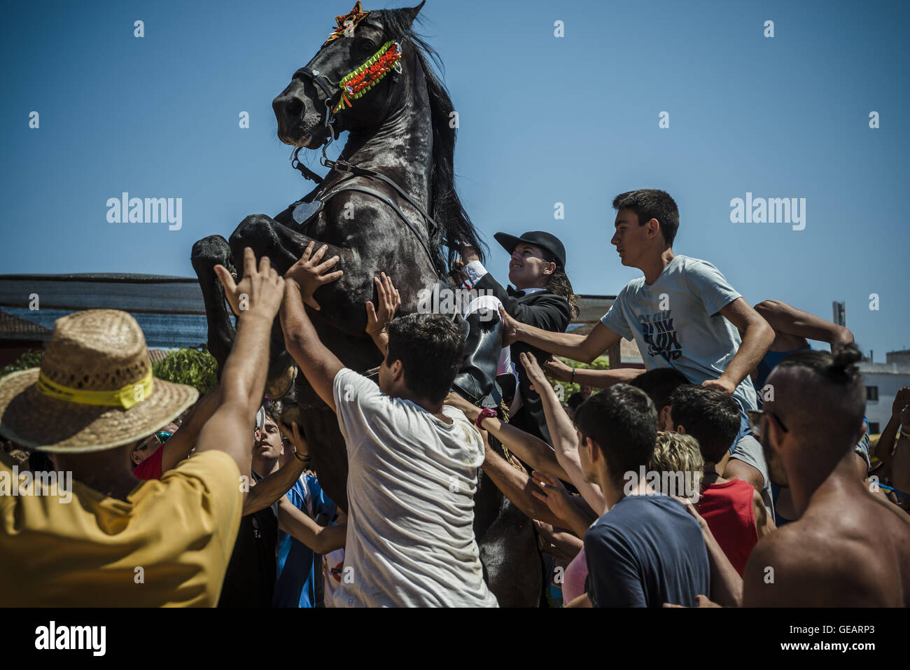 Es Castell, Balearen, Spanien. 25. Juli 2016. Ein "Caixer" (Reiter) bäumt sich auf seinem Pferd, umgeben von einer jubelnden Menge während der 2. "Jaleo" des traditionellen "Sant Jaume" (Jakobsweg) Festival in Es Castell, der Stadt Gönner Heiliges Fiesta Credit: Matthias Oesterle/ZUMA Draht/Alamy Live News Stockfoto