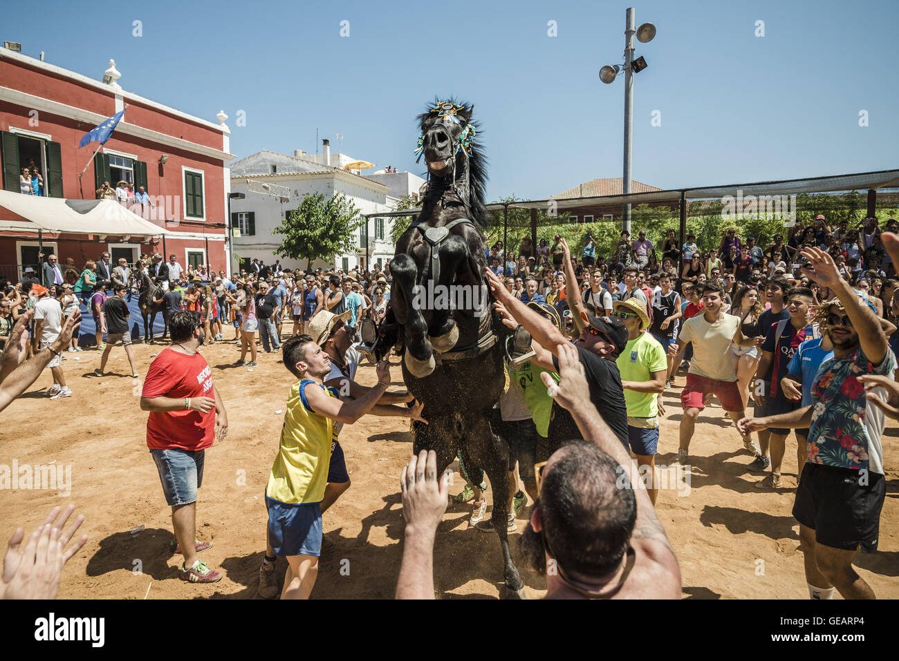 Es Castell, Balearen, Spanien. 25. Juli 2016. Ein "Caixer" (Reiter) bäumt sich auf seinem Pferd, umgeben von einer jubelnden Menge während der 2. "Jaleo" des traditionellen "Sant Jaume" (Jakobsweg) Festival in Es Castell, der Stadt Gönner Heiliges Fiesta Credit: Matthias Oesterle/ZUMA Draht/Alamy Live News Stockfoto