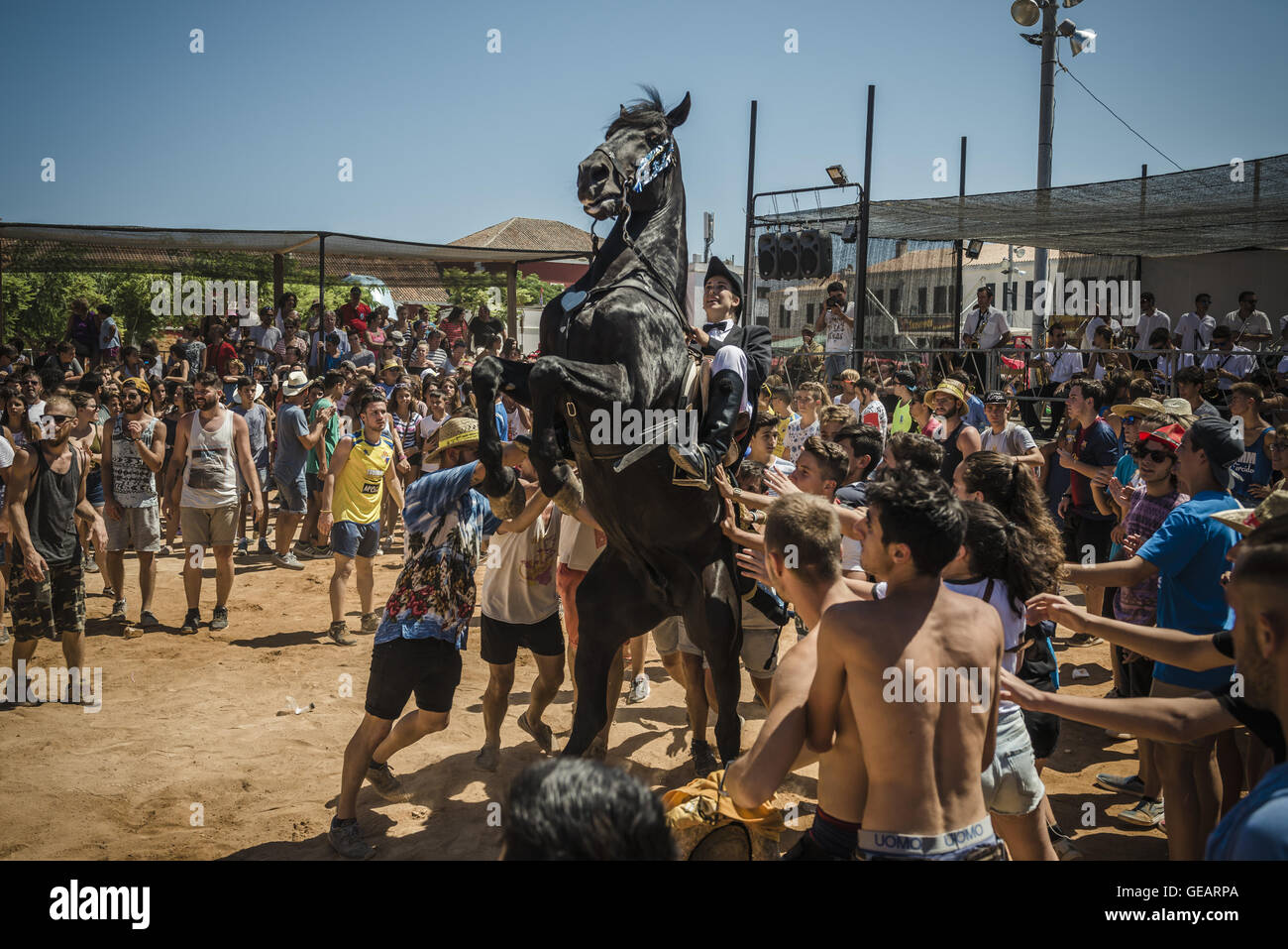 Es Castell, Balearen, Spanien. 25. Juli 2016. Ein "Caixer" (Reiter) bäumt sich auf seinem Pferd, umgeben von einer jubelnden Menge während der 2. "Jaleo" des traditionellen "Sant Jaume" (Jakobsweg) Festival in Es Castell, der Stadt Gönner Heiliges Fiesta Credit: Matthias Oesterle/ZUMA Draht/Alamy Live News Stockfoto