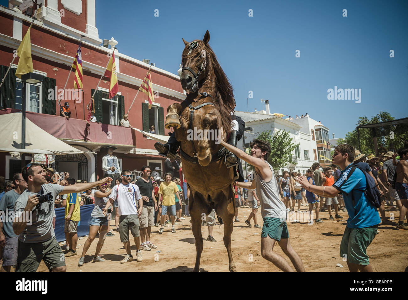 Es Castell, Balearen, Spanien. 25. Juli 2016. Ein "Caixer" (Reiter) bäumt sich auf seinem Pferd, umgeben von einer jubelnden Menge während der 2. "Jaleo" des traditionellen "Sant Jaume" (Jakobsweg) Festival in Es Castell, der Stadt Gönner Heiliges Fiesta Credit: Matthias Oesterle/ZUMA Draht/Alamy Live News Stockfoto