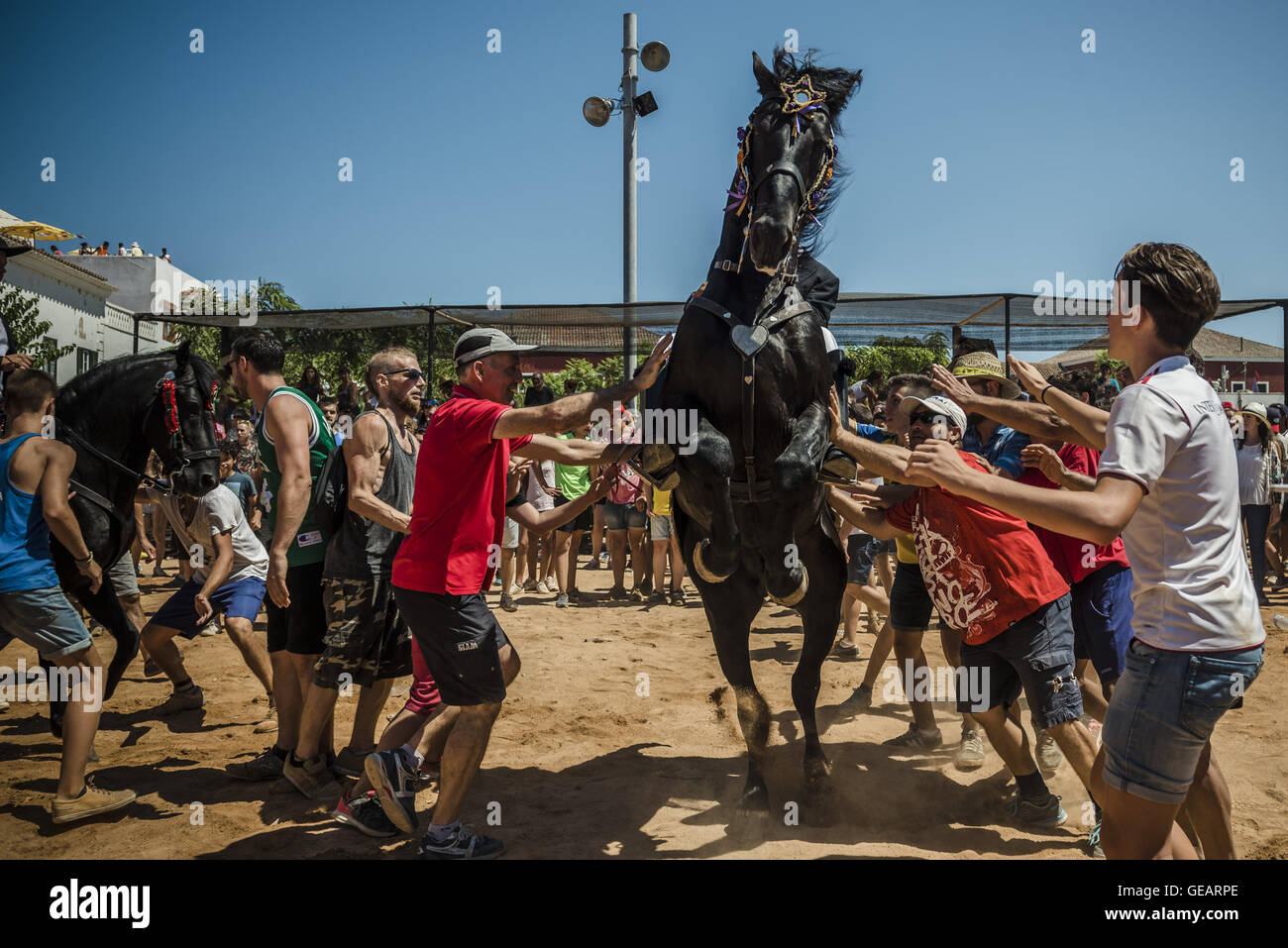 Es Castell, Balearen, Spanien. 25. Juli 2016. Ein "Caixer" (Reiter) bäumt sich auf seinem Pferd, umgeben von einer jubelnden Menge während der 2. "Jaleo" des traditionellen "Sant Jaume" (Jakobsweg) Festival in Es Castell, der Stadt Gönner Heiliges Fiesta Credit: Matthias Oesterle/ZUMA Draht/Alamy Live News Stockfoto