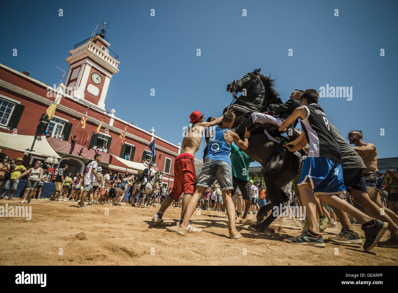 Es Castell, Balearen, Spanien. 25. Juli 2016. Ein "Caixer" (Reiter) bäumt sich auf seinem Pferd, umgeben von einer jubelnden Menge während der 2. "Jaleo" des traditionellen "Sant Jaume" (Jakobsweg) Festival in Es Castell, der Stadt Gönner Heiliges Fiesta Credit: Matthias Oesterle/ZUMA Draht/Alamy Live News Stockfoto