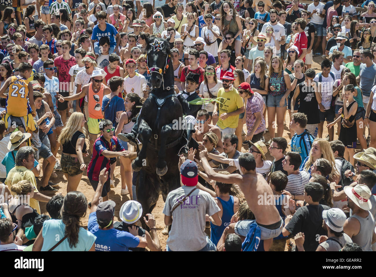 Es Castell, Balearen, Spanien. 25. Juli 2016. Ein "Caixer" (Reiter) bäumt sich auf seinem Pferd, umgeben von einer jubelnden Menge während der 2. "Jaleo" des traditionellen "Sant Jaume" (Jakobsweg) Festival in Es Castell, der Stadt Gönner Heiliges Fiesta Credit: Matthias Oesterle/ZUMA Draht/Alamy Live News Stockfoto