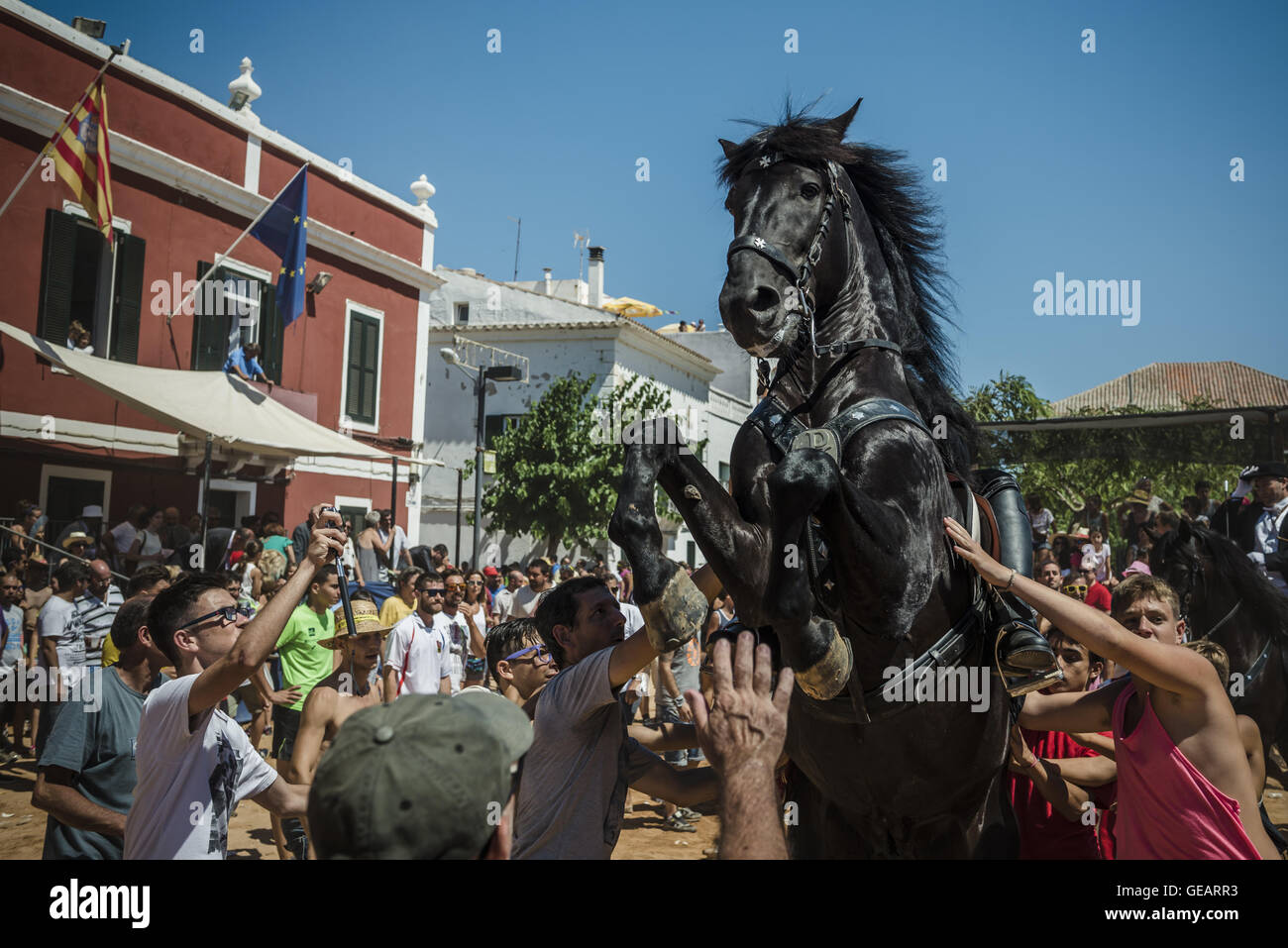 Es Castell, Balearen, Spanien. 25. Juli 2016. Ein "Caixer" (Reiter) bäumt sich auf seinem Pferd, umgeben von einer jubelnden Menge während der 2. "Jaleo" des traditionellen "Sant Jaume" (Jakobsweg) Festival in Es Castell, der Stadt Gönner Heiliges Fiesta Credit: Matthias Oesterle/ZUMA Draht/Alamy Live News Stockfoto