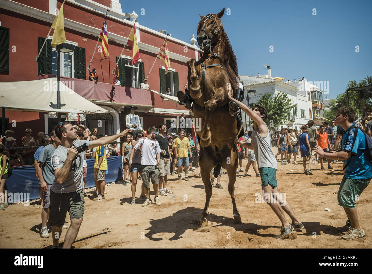 Es Castell, Balearen, Spanien. 25. Juli 2016. Ein "Caixer" (Reiter) bäumt sich auf seinem Pferd, umgeben von einer jubelnden Menge während der 2. "Jaleo" des traditionellen "Sant Jaume" (Jakobsweg) Festival in Es Castell, der Stadt Gönner Heiliges Fiesta Credit: Matthias Oesterle/ZUMA Draht/Alamy Live News Stockfoto