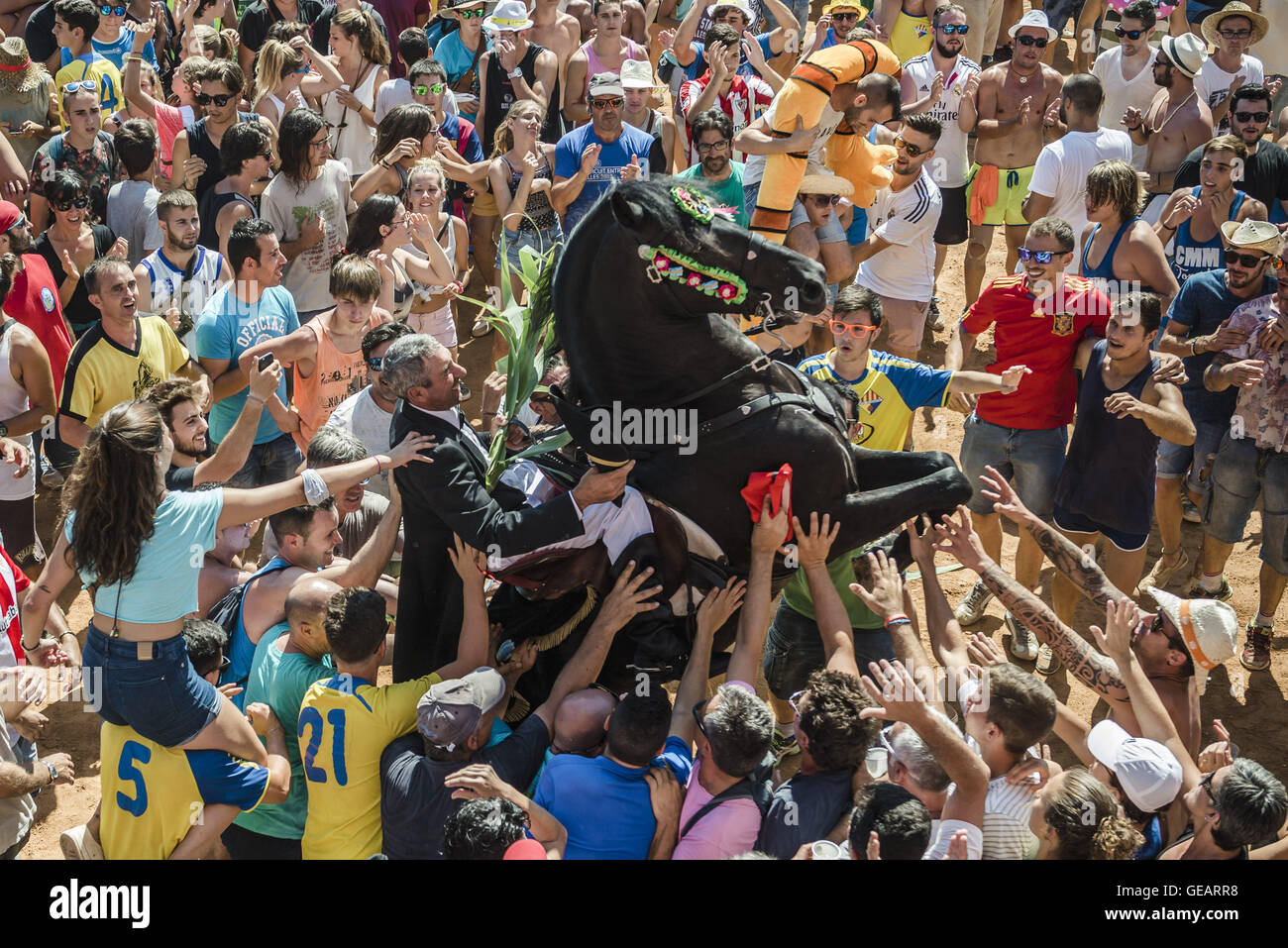 Es Castell, Balearen, Spanien. 25. Juli 2016. Ein "Caixer" (Reiter) bäumt sich auf seinem Pferd, umgeben von einer jubelnden Menge während der 2. "Jaleo" des traditionellen "Sant Jaume" (Jakobsweg) Festival in Es Castell, der Stadt Gönner Heiliges Fiesta Credit: Matthias Oesterle/ZUMA Draht/Alamy Live News Stockfoto