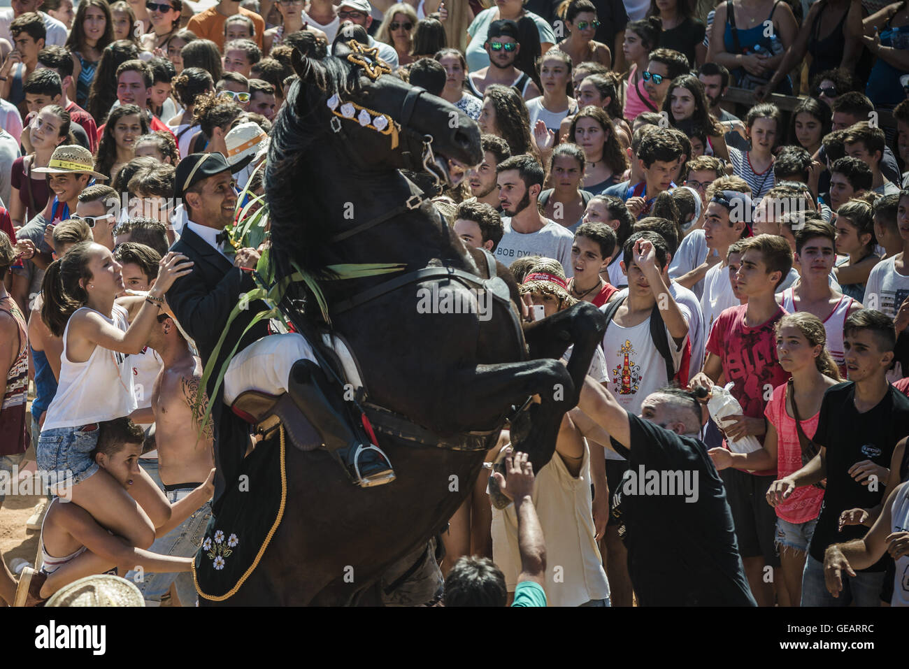 Es Castell, Balearen, Spanien. 25. Juli 2016. Ein "Caixer" (Reiter) bäumt sich auf seinem Pferd, umgeben von einer jubelnden Menge während der 2. "Jaleo" des traditionellen "Sant Jaume" (Jakobsweg) Festival in Es Castell, der Stadt Gönner Heiliges Fiesta Credit: Matthias Oesterle/ZUMA Draht/Alamy Live News Stockfoto