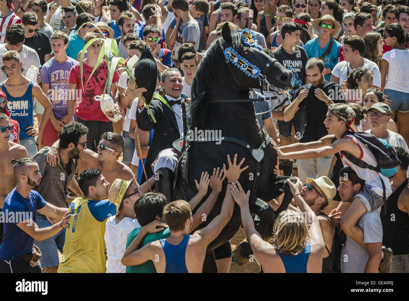 Es Castell, Balearen, Spanien. 25. Juli 2016. Ein "Caixer" (Reiter) bäumt sich auf seinem Pferd, umgeben von einer jubelnden Menge während der 2. "Jaleo" des traditionellen "Sant Jaume" (Jakobsweg) Festival in Es Castell, der Stadt Gönner Heiliges Fiesta Credit: Matthias Oesterle/ZUMA Draht/Alamy Live News Stockfoto