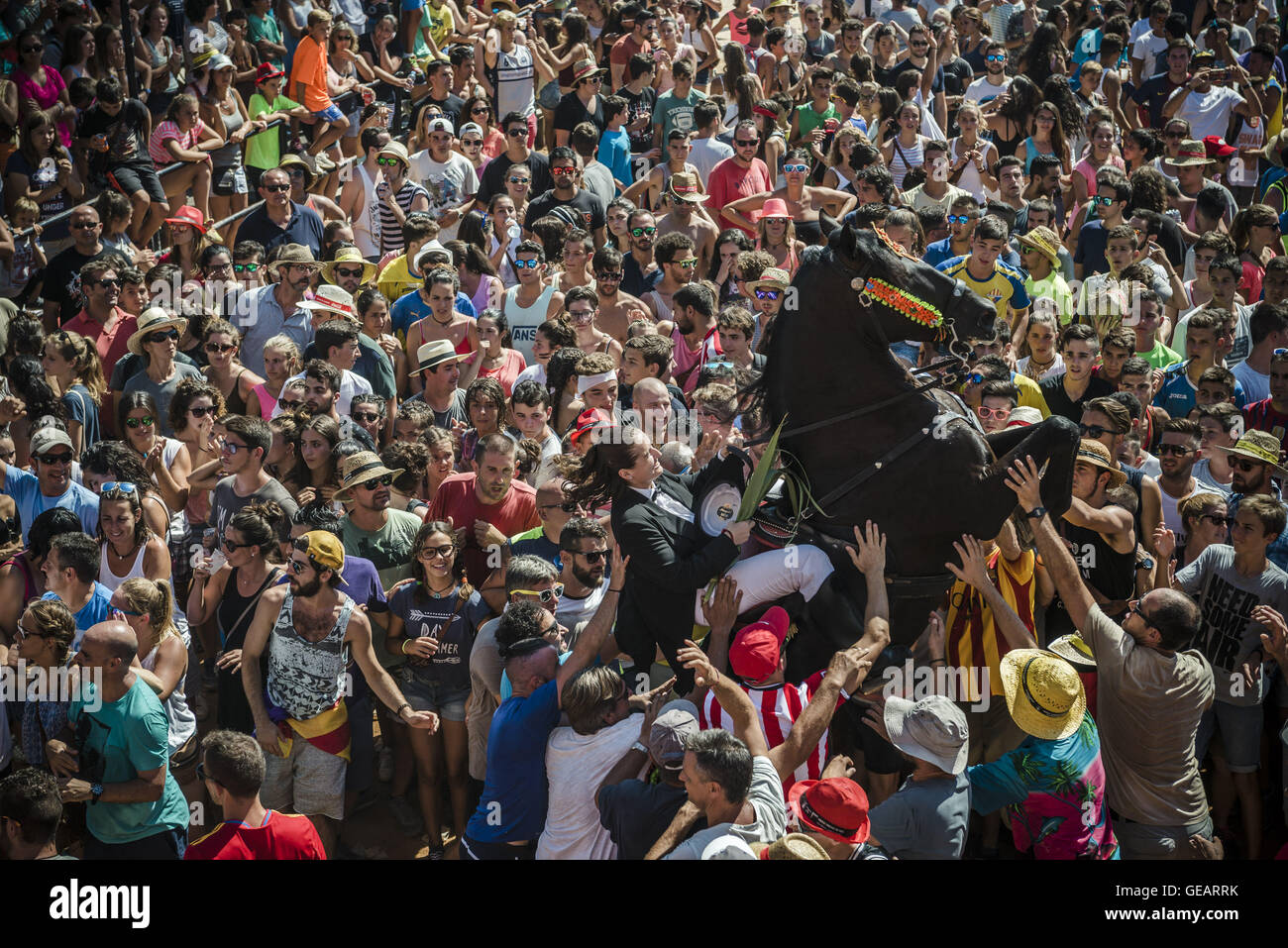 Es Castell, Balearen, Spanien. 25. Juli 2016. Ein "Caixer" (Reiter) bäumt sich auf seinem Pferd, umgeben von einer jubelnden Menge während der 2. "Jaleo" des traditionellen "Sant Jaume" (Jakobsweg) Festival in Es Castell, der Stadt Gönner Heiliges Fiesta Credit: Matthias Oesterle/ZUMA Draht/Alamy Live News Stockfoto