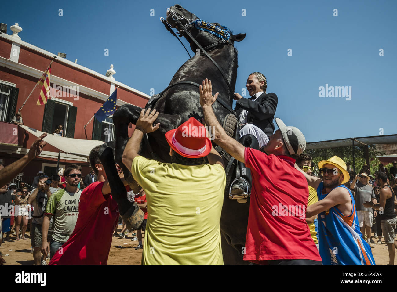 Es Castell, Balearen, Spanien. 25. Juli 2016. Ein "Caixer" (Reiter) bäumt sich auf seinem Pferd, umgeben von einer jubelnden Menge während der 2. "Jaleo" des traditionellen "Sant Jaume" (Jakobsweg) Festival in Es Castell, der Stadt Gönner Heiliges Fiesta. Bildnachweis: Matthias Oesterle/ZUMA Draht/Alamy Live-Nachrichten Stockfoto