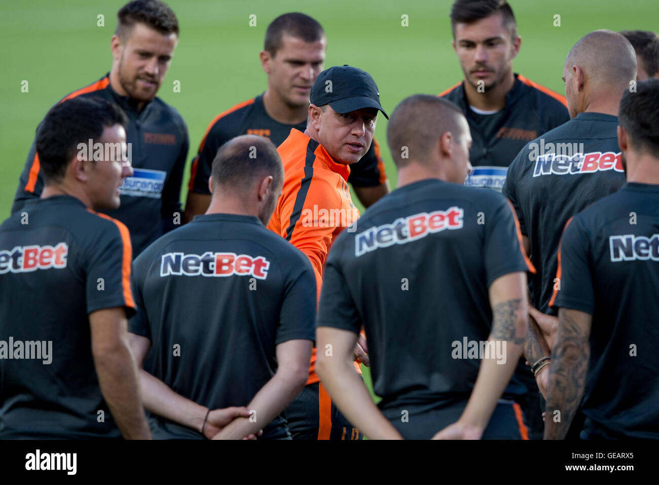 Trainer von Steaua Bukarest LAURENTIU REGHECAMPF (Mitte) spricht während des Trainings vor der 3. Qualifikationsrunde der Fußball Champions League, 1. Etappe: Sparta Praha Vs Steaua Bukarest in Prag, Tschechische Republik, 25. Juli 2016. (Foto/Michal Kamaryt CTK) Stockfoto